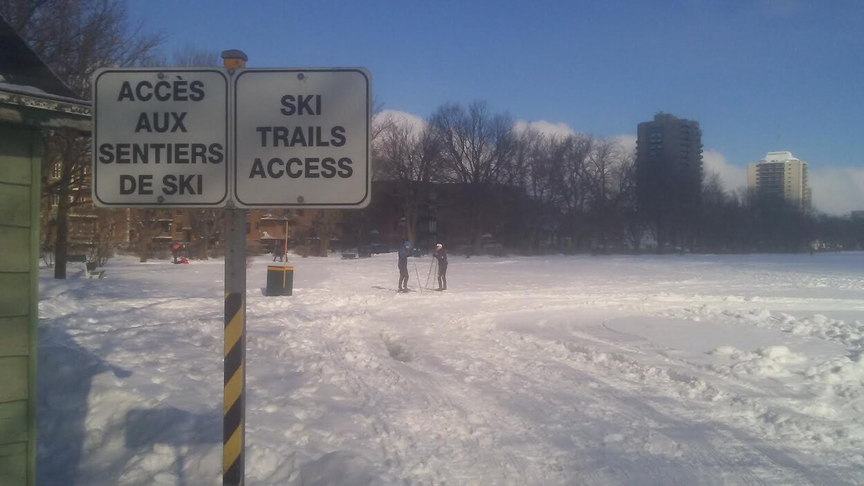 Deux skieurs sur les Plaines