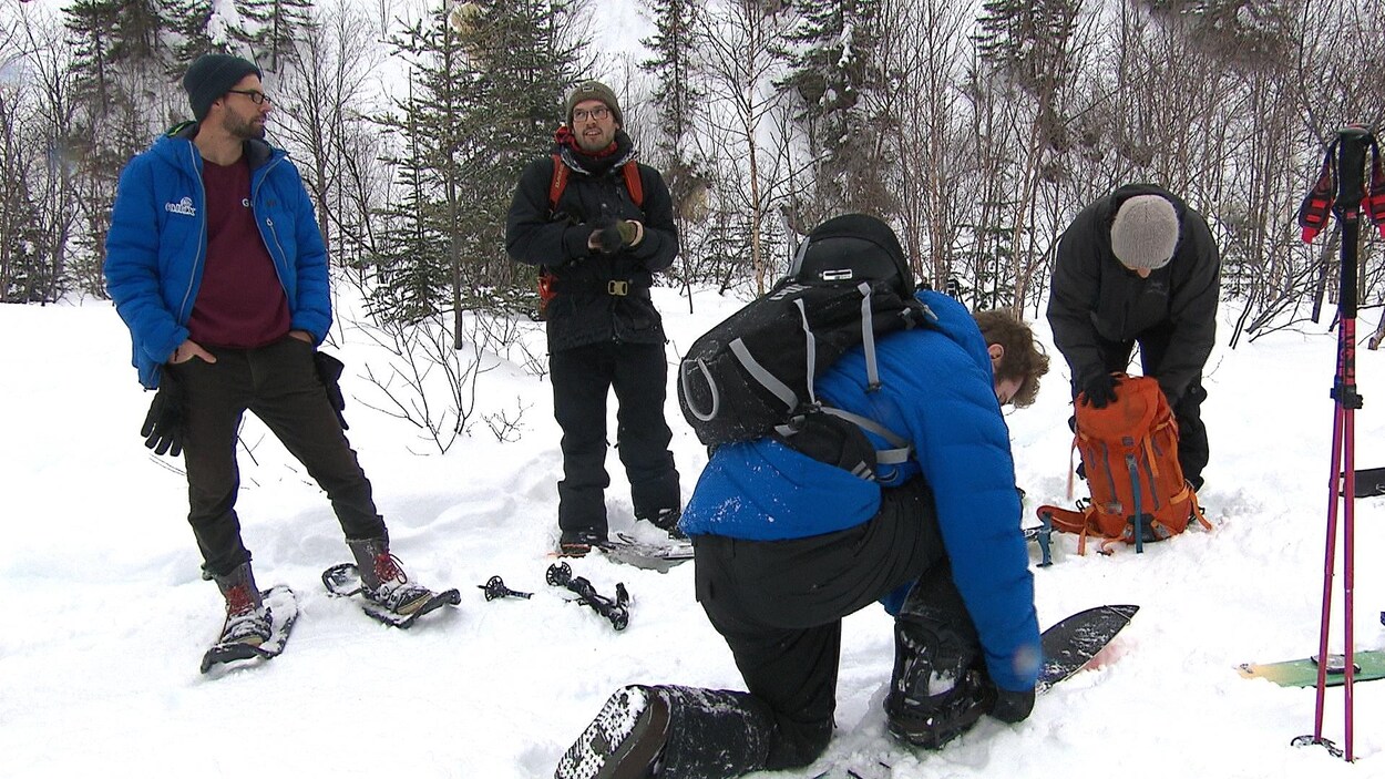 Qautre amateurs de ski hors piste en train de mettre leur équipement