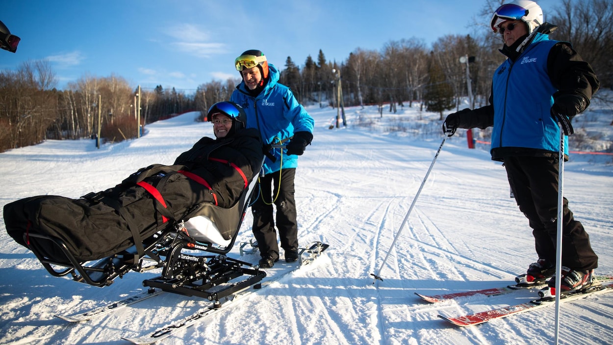 Elle concrétise son rêve de faire du ski à l’aide d’une chaise adaptée