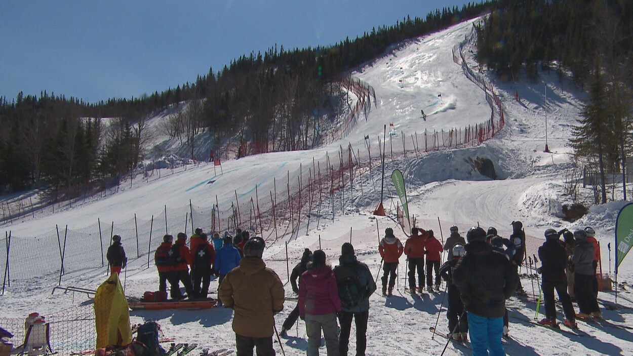 Des gens assistent à une compétition de ski alpin.
