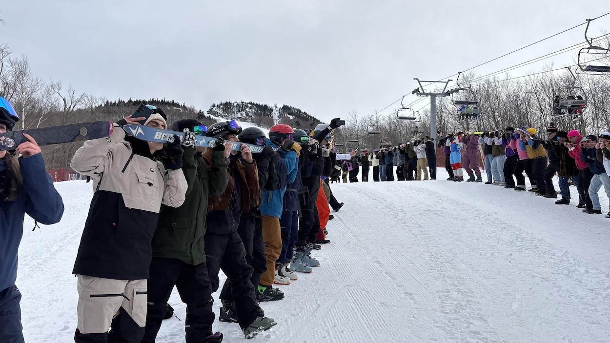 Des milliers de skieurs ont trinqué ensemble sur un ski géant au Mont-Orford