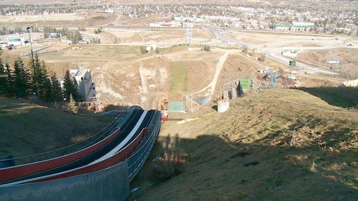 Un tremplin de ski entouré d'herbe à l'apparence morte.