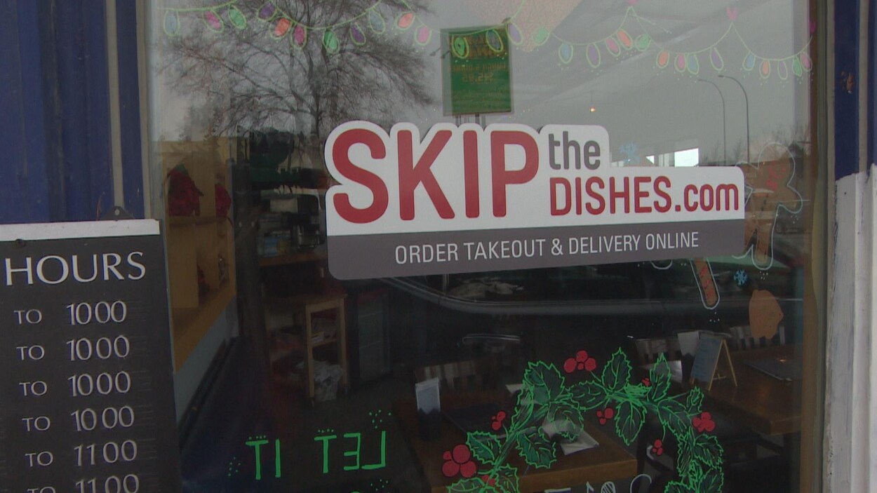 La vitrine d'un magasin avec un autocollant «Skip the dishes». La vitrine d'un magasin avec un autocollant «Skip the dishes».