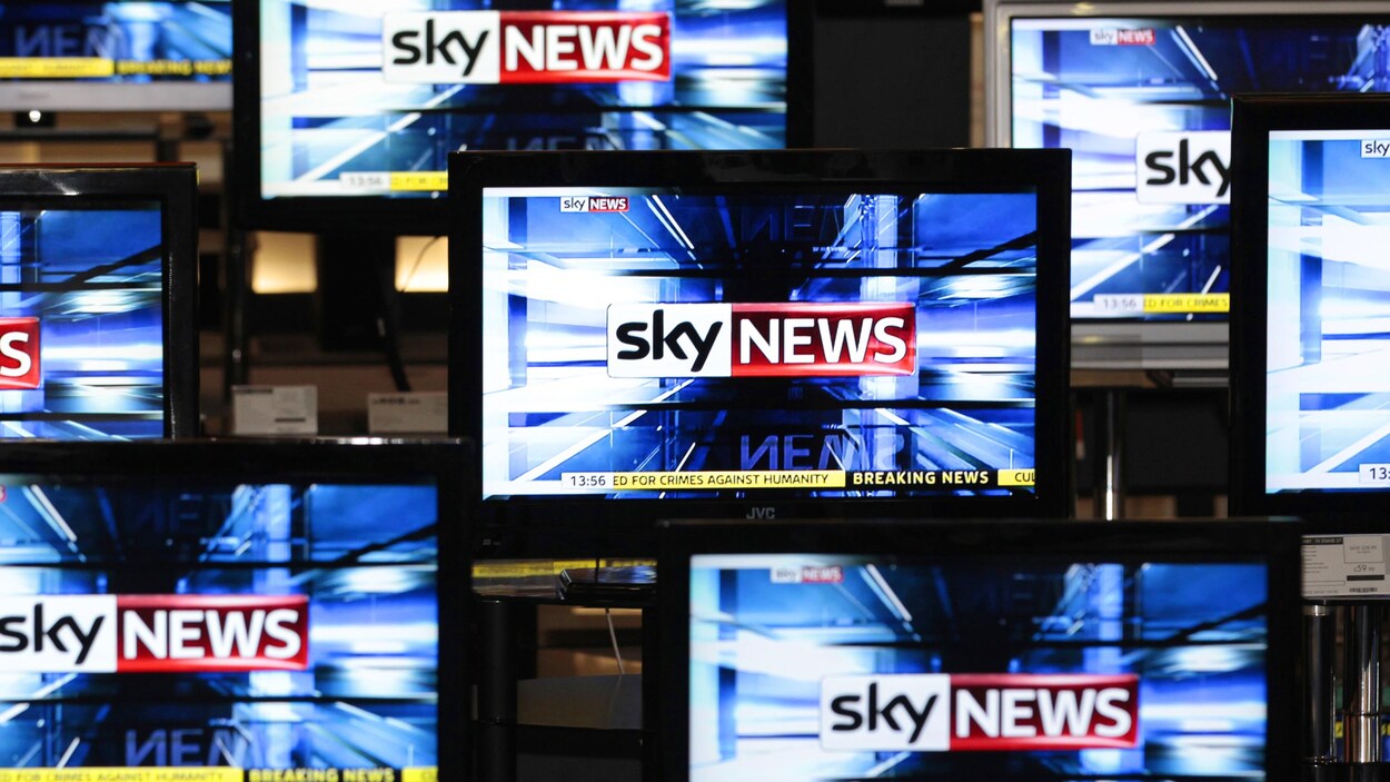 Des téléviseurs affichant les couleurs de Sky News.