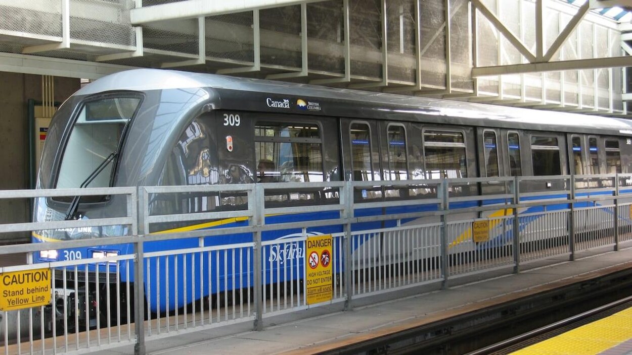 Un train du réseau de transport sur rail de TransLink.