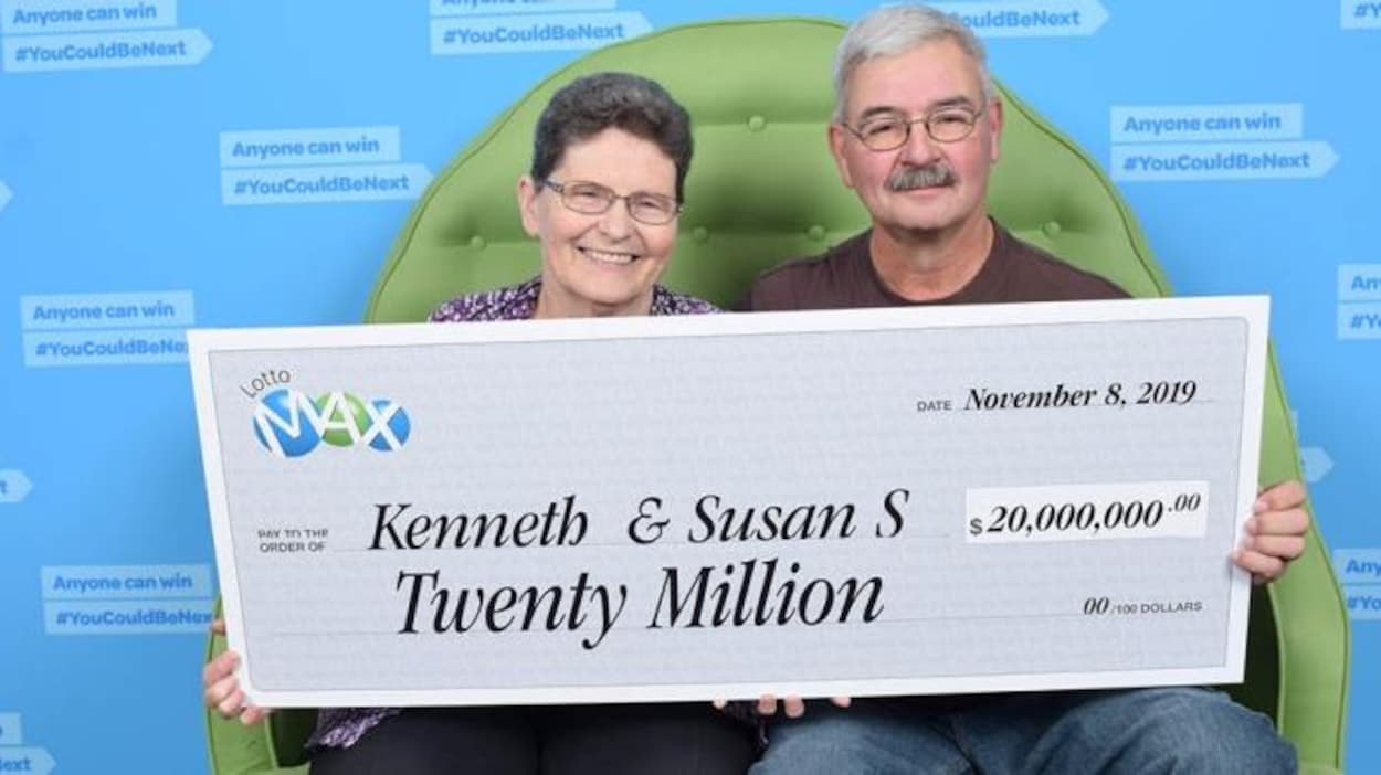 Ken et Susan Salter sont assis sur un sofa vert tenant devant eux un gros chèque de 20 millions de dollars.