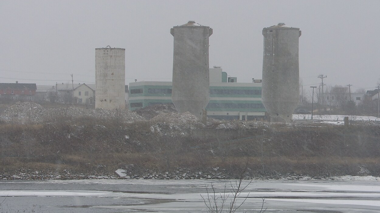 Image des trois silos restants et de l'édifice de bureaux de la Smurfit-Stone. Image des trois silos restants et de l'édifice de bureaux de la Smurfit-Stone.