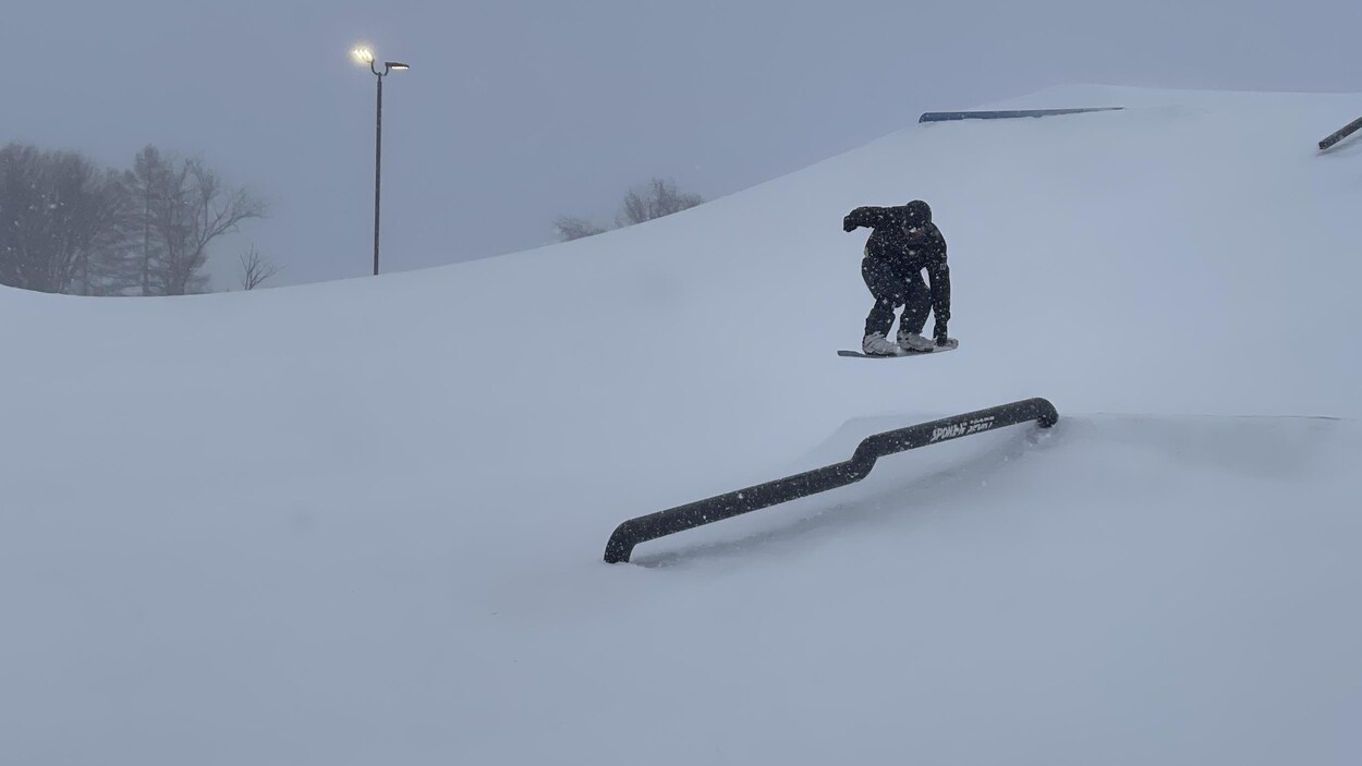 Une compétition de planche à neige attire une vingtaine d’adeptes à
