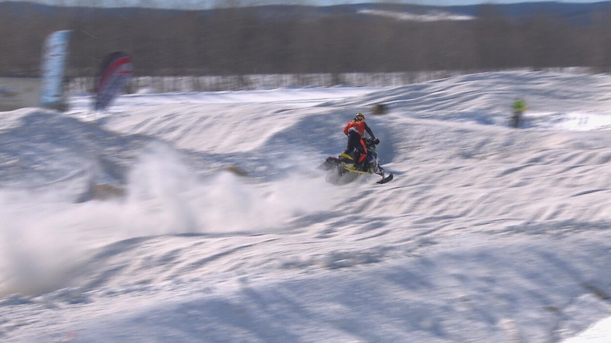 Motoneigiste en compétition de snowcross Motoneigiste en compétition de snowcross