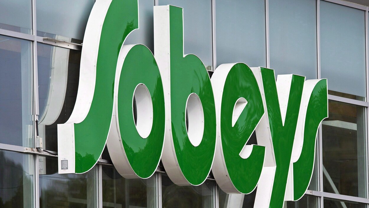 Logo vert de Sobeys à l'extérieur d'une épicerie. Logo vert de Sobeys à l'extérieur d'une épicerie.