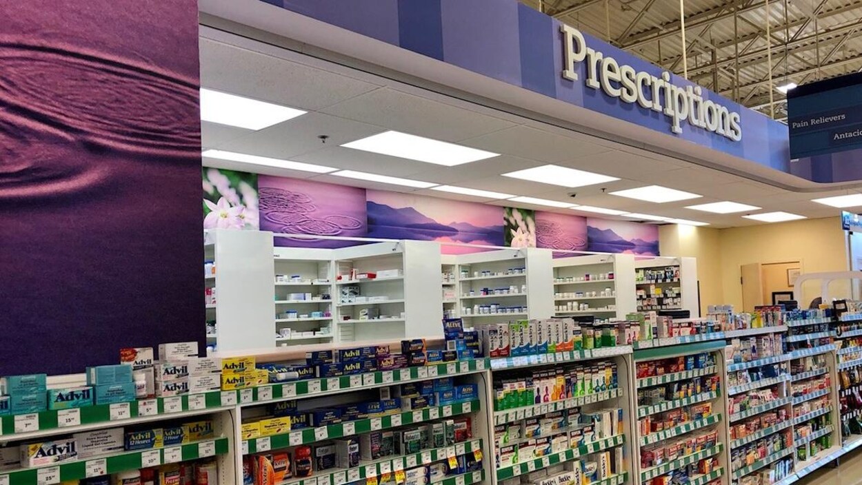 Étalage de médicaments et comptoir d'ordonnances d'une pharmacie Sobeys.