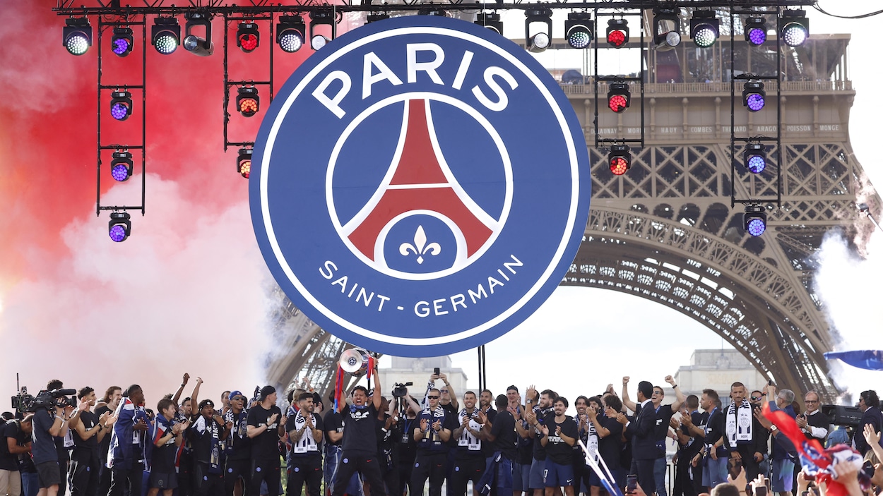 Soccer : les joueurs du PSG célèbrent leur triomphe avec leurs supporteurs à Paris