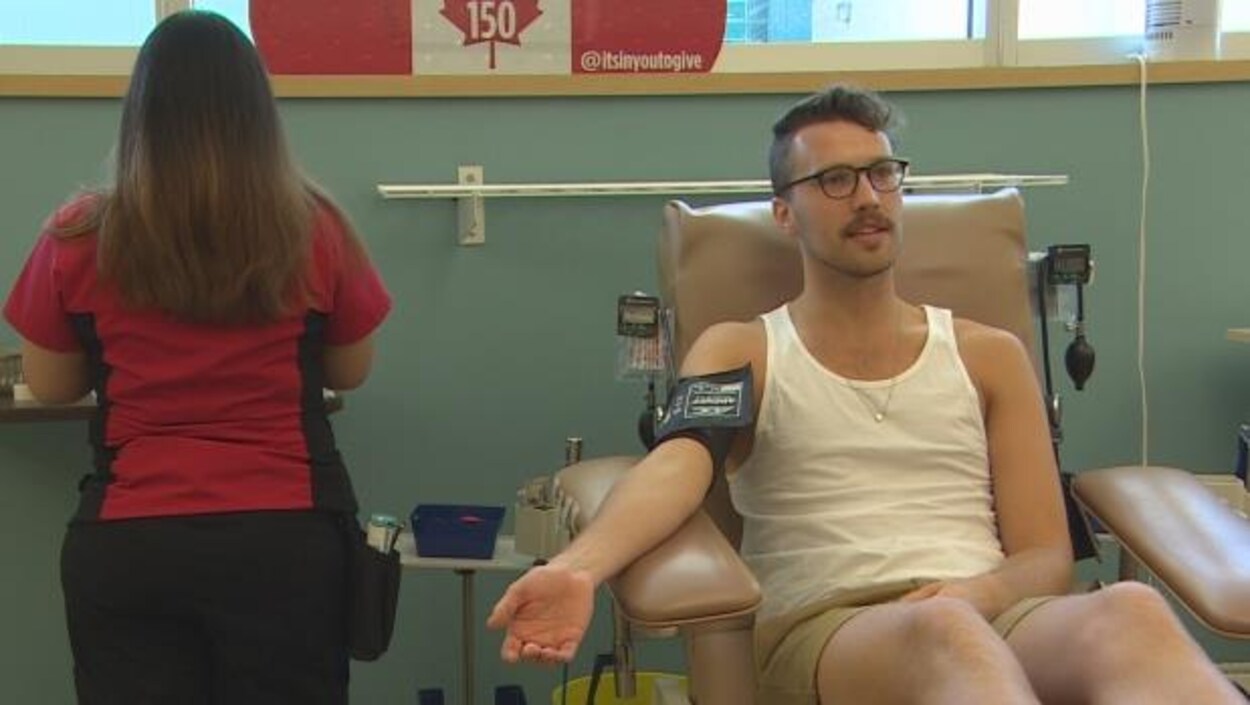 William Reimer sur une chaise et donnant du sang William Reimer sur une chaise et donnant du sang