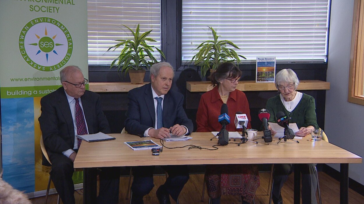 Quatre membres de la Société environnementale de la Saskatchewan lors de la conférence de presse pour présenter leur rapport.