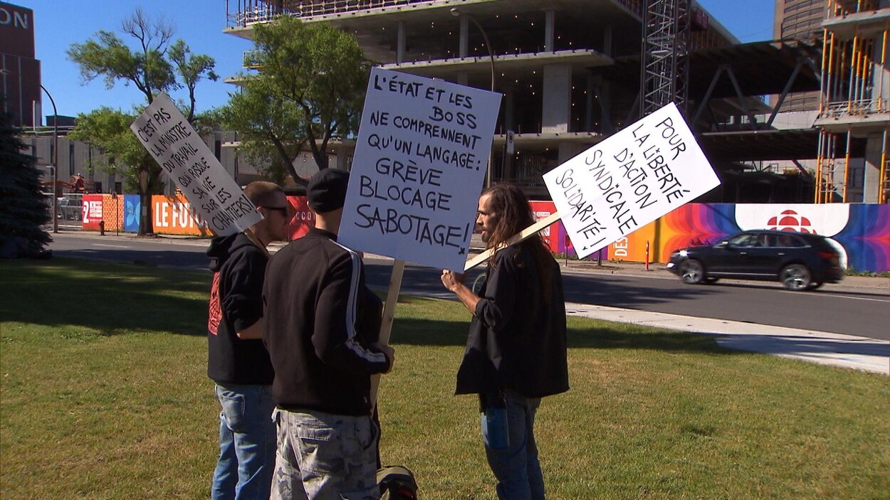Des manifestants devant un chantier.
