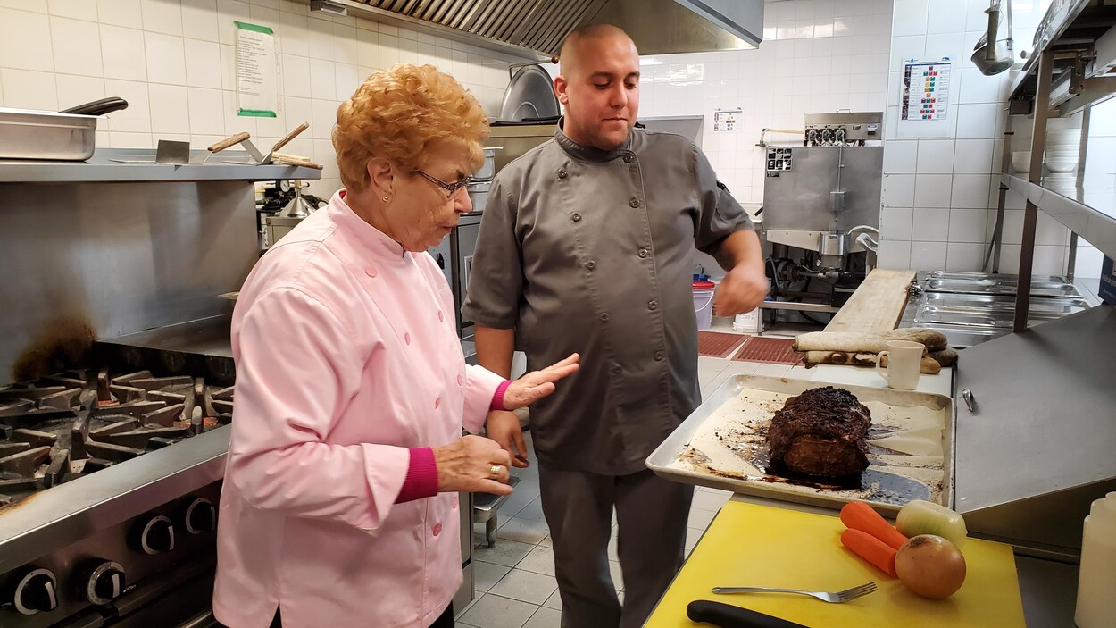 Soeur Angèle et Vinvent Croteau s'affairent dans la cuisine, devant un rôti de boeuf.