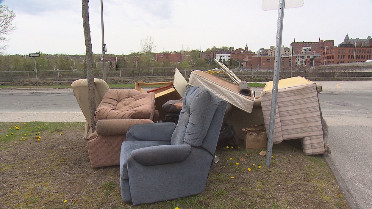 Des déchets de tout genre ont été laissés sur le bord de la rue lors de la collecte des résidus encombrants.
