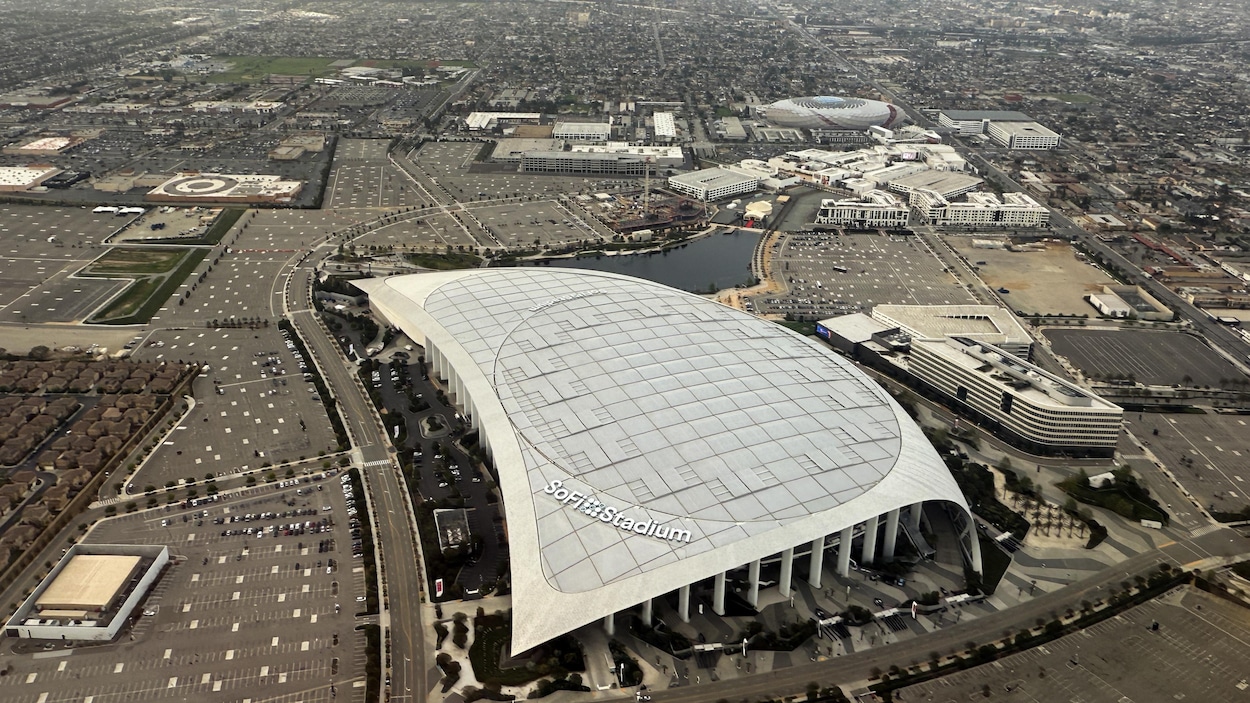 Dans l’ombre du stade le plus cher au monde