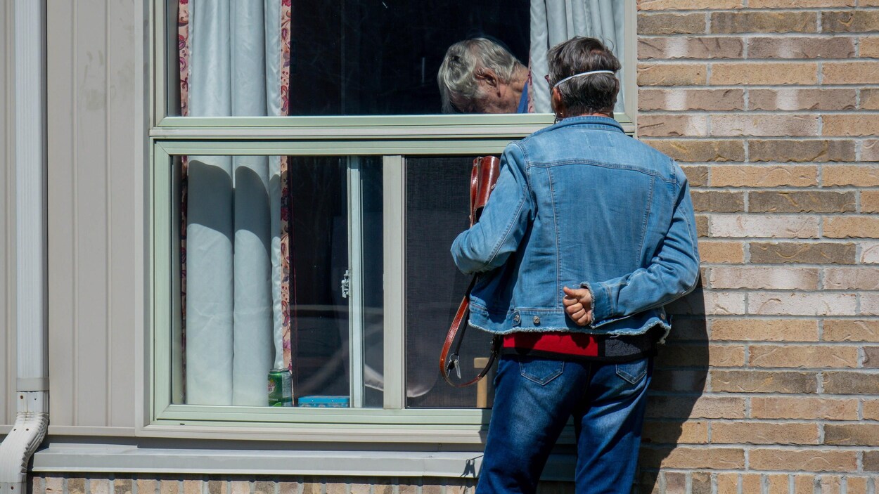 Un proche visite un résident du centre de soins de longue durée Montfort à Ottawa.