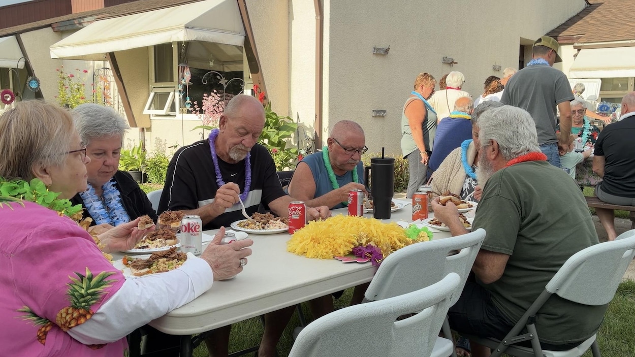 Un barbecue aux couleurs hawaïennes rassemble les aînés de Saint-Jean-Baptiste
