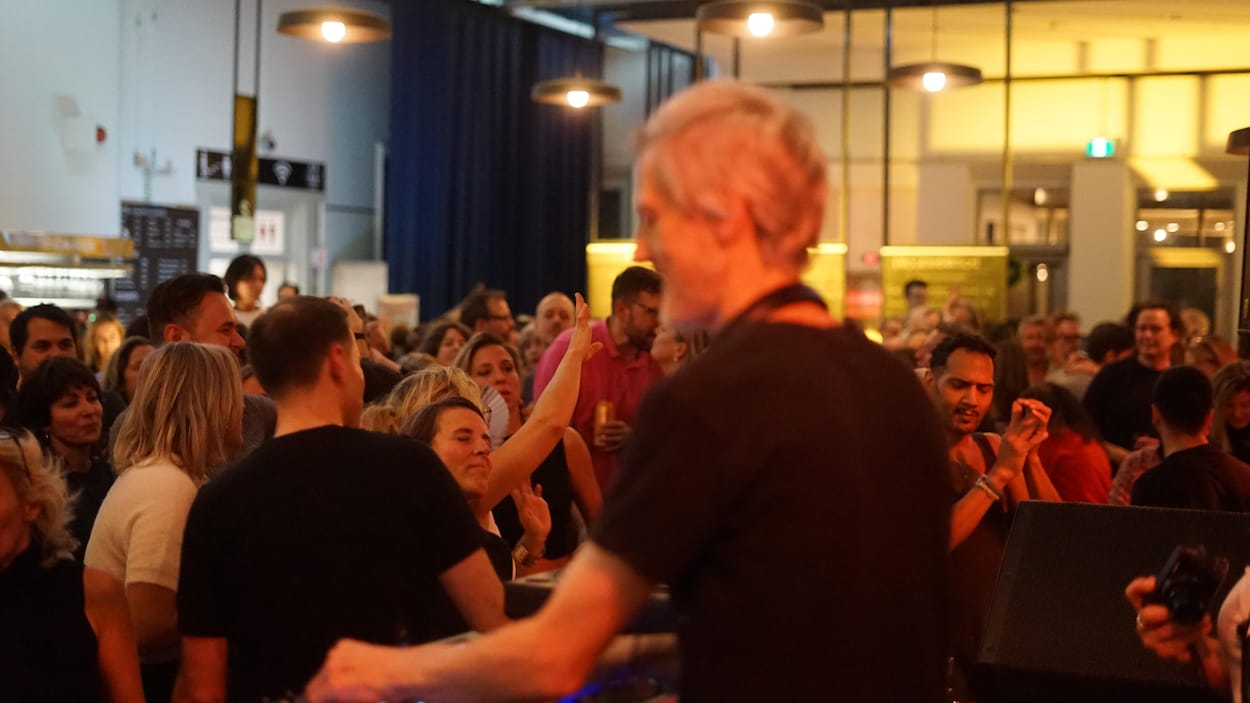 Danser en boîte de nuit dès la fin de l’après-midi