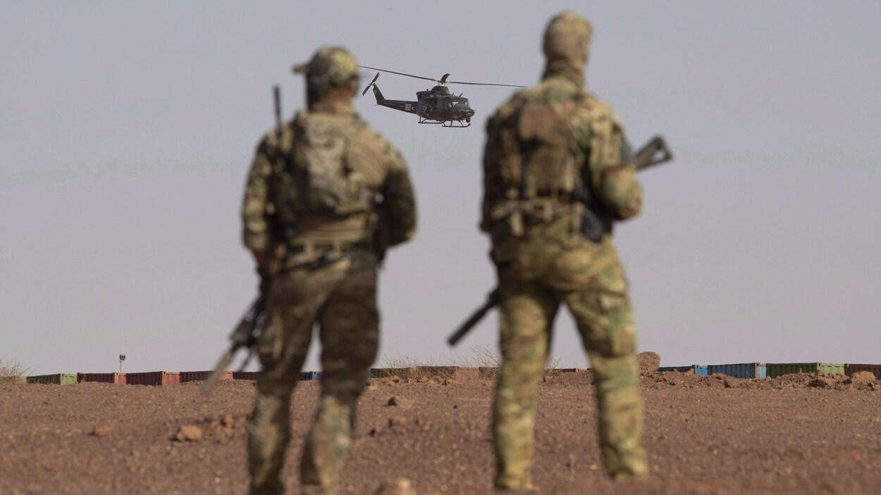 Des soldats patrouillent.