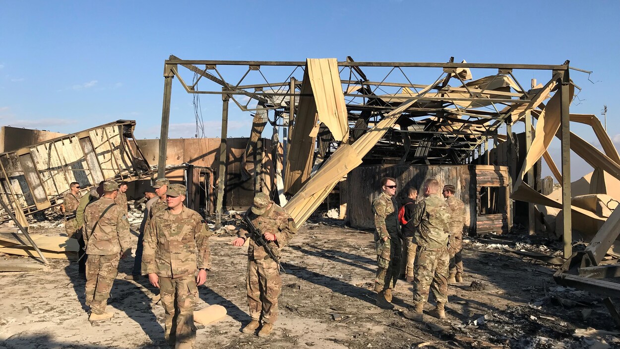Des soldats américains inspectent le site après une attaque.