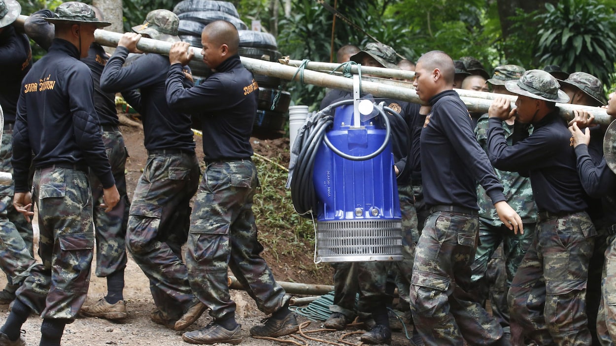 Des soldats transportent une pompe