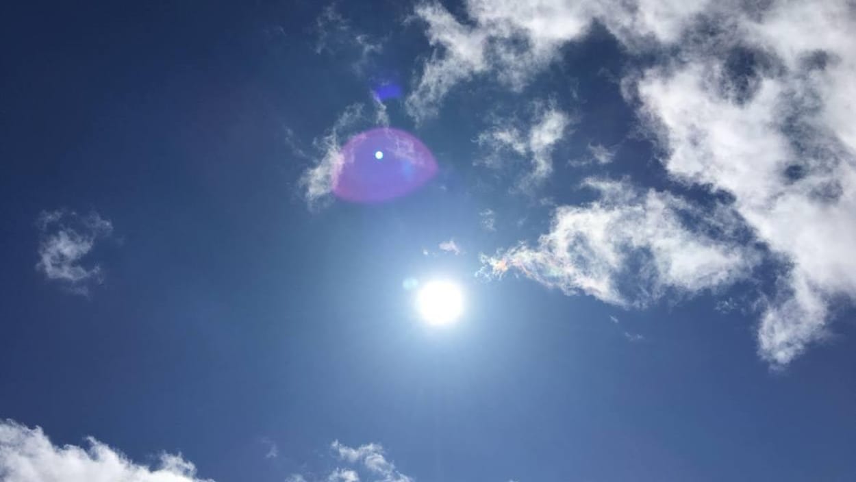 Un soleil dans un ciel bleu.