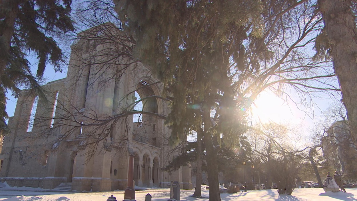 La cathédrale de Saint-Boniface et le soleil