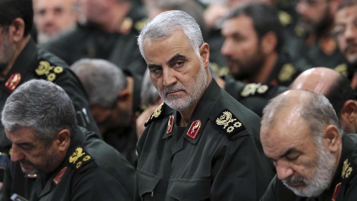 Qassem Soleimani parmi d'autres militaires.
