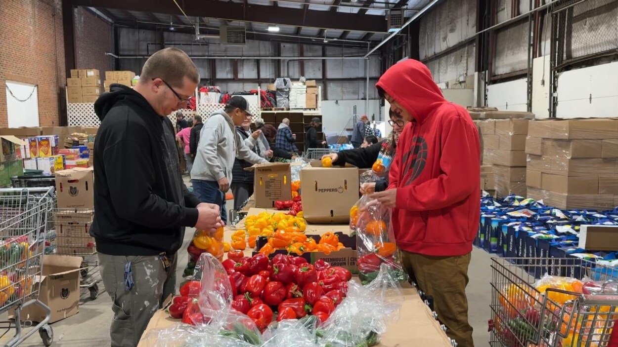 Des bénévoles se mobilisent pour refaire 1 500 paniers alimentaires
