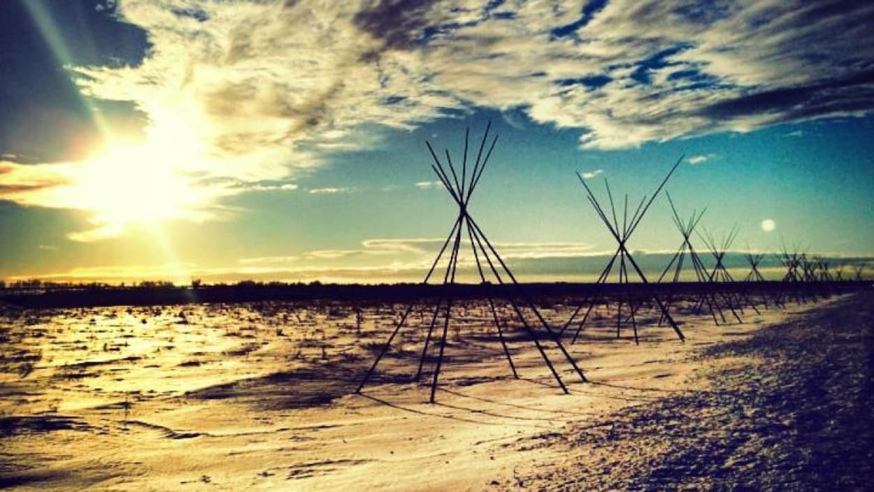 Des tipis dressés devant un lever de soleil. Des tipis dressés devant un lever de soleil.
