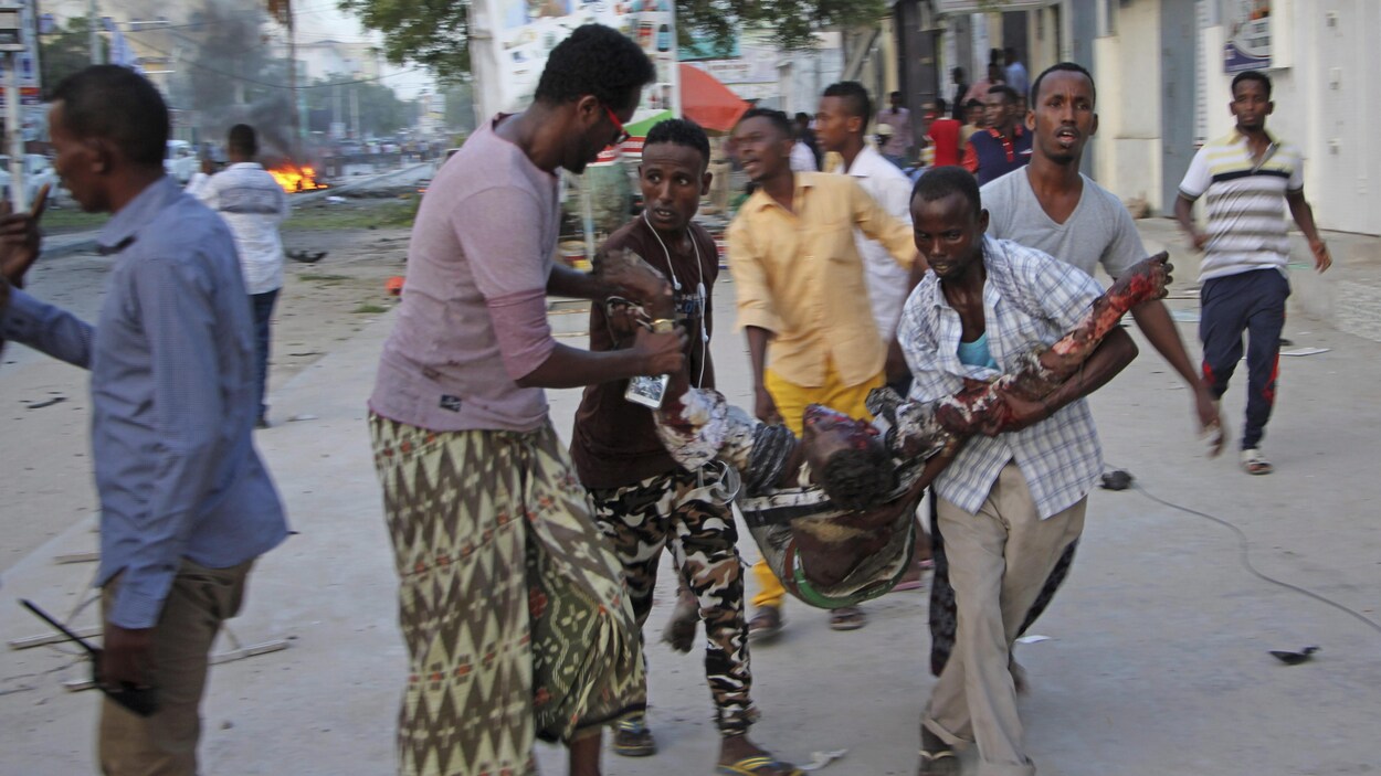 Les attentats se multiplient en Somalie. Le 8 mai 2017, une attaque à la voiture piégée à Mogadiscio avait fait au moins 6 morts et une dizaine de blessés. Les attentats se multiplient en Somalie. Le 8 mai 2017, une attaque à la voiture piégée à Mogadiscio avait fait au moins 6 morts et une dizaine de blessés.