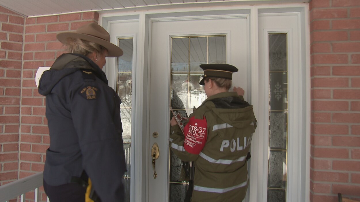 Des policières sillonnent les rues de La Malbaie.
