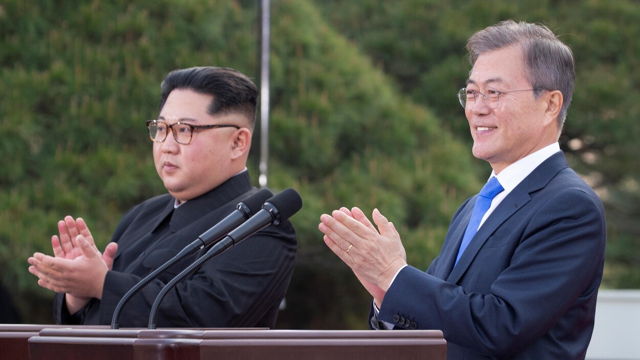 Le dirigeant nord-coréen Kim Jong-un et le président sud-coréen Moon Jae-in applaudissent.