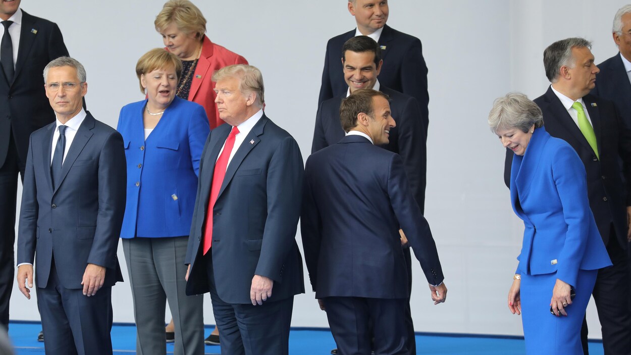Donald Trump se tient très droit alors qu'Emmanuel Macron lui tourne le dos. Donald Trump se tient très droit alors qu'Emmanuel Macron lui tourne le dos.