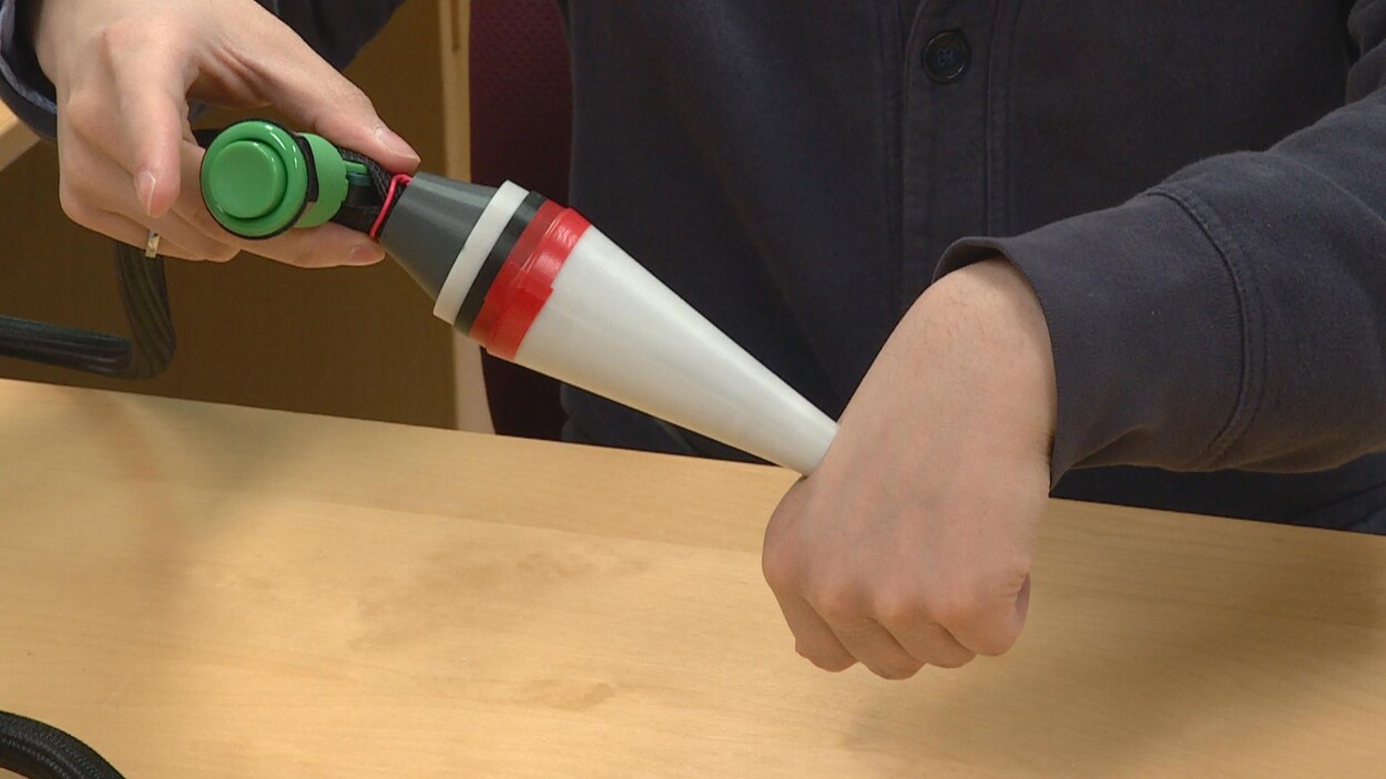 Une sonde laser contre une main.