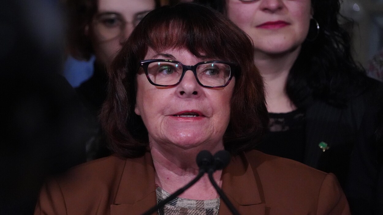 Plan rapproché de Mme Éthier.
