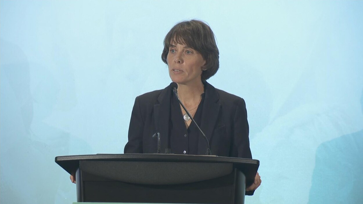 La nouvelle chef du Parti vert de la Colombie-Britannique, Sonia Furstenau, devant un microphone.