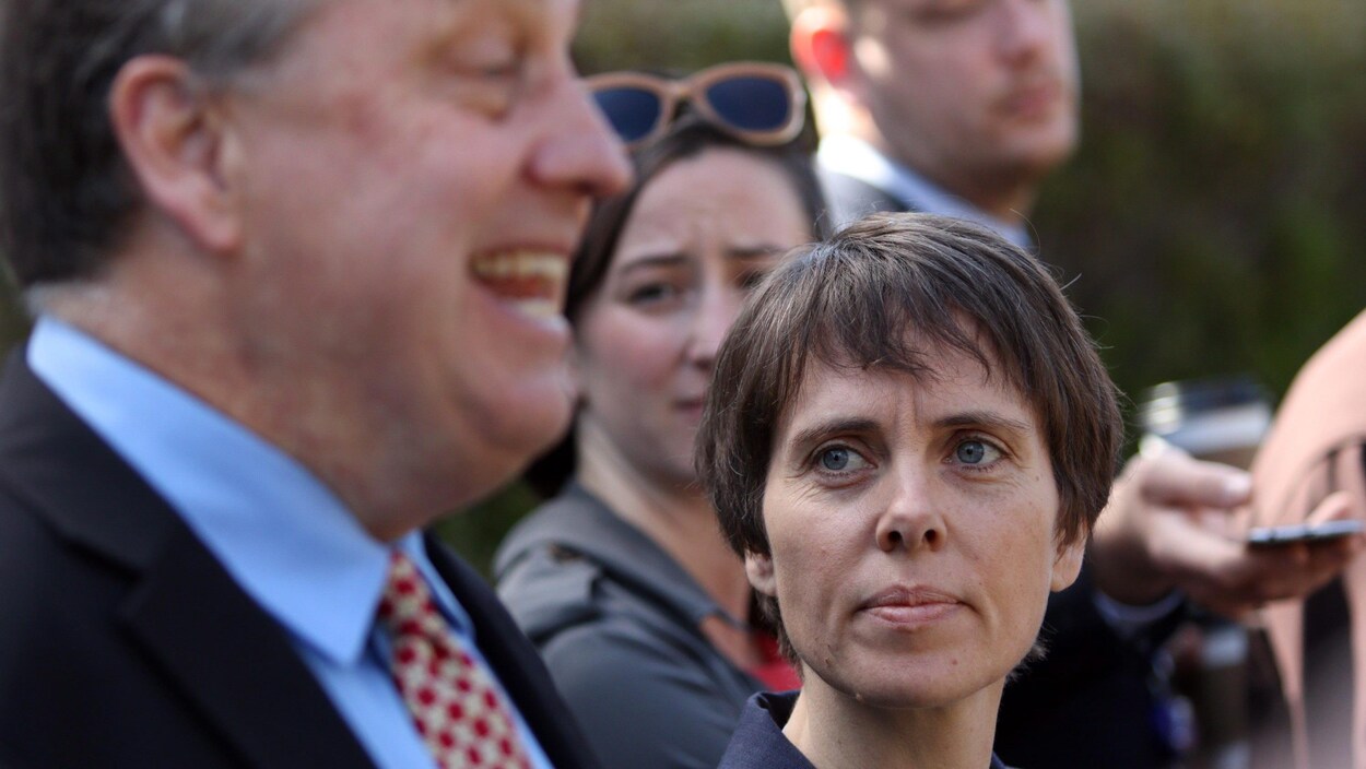 Sonia Furstenau et Andrew Weaver sont debout côte à côte.