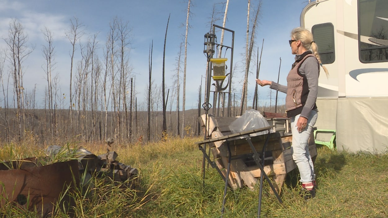 Sonia Kozlow face à des arbres de son jardin, devant sa caravane, à Fort McMurray .