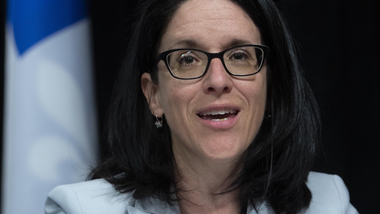 Sonia LeBel en gros plan lors d'une conférence de presse.