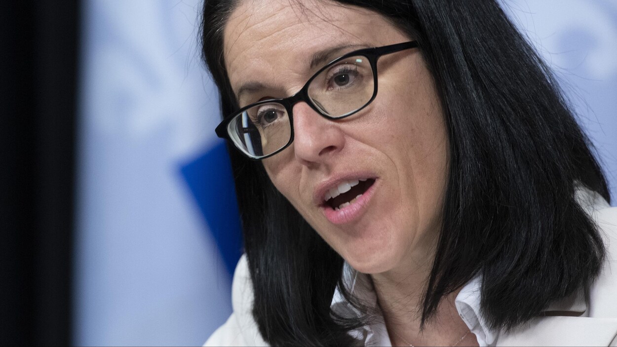 Sonia LeBel en point de presse vue de proche.