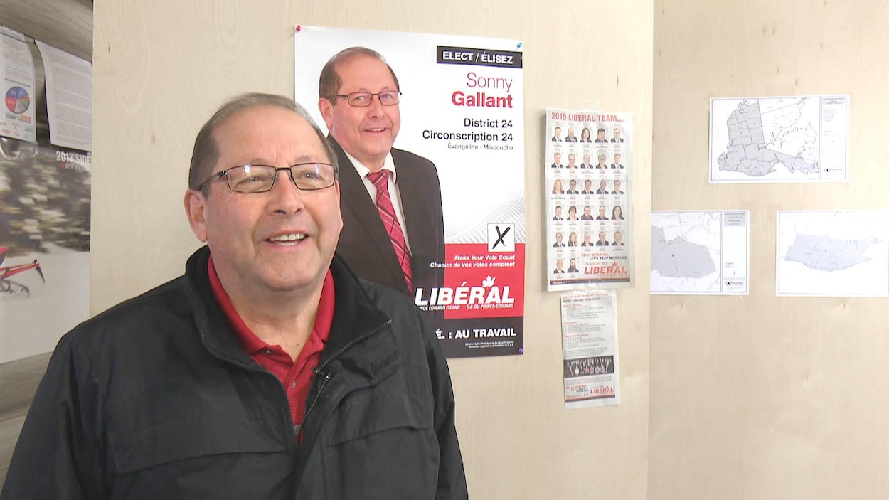 Sonny Gallant à son bureau de circonscription durant la campagne électorale de 2019