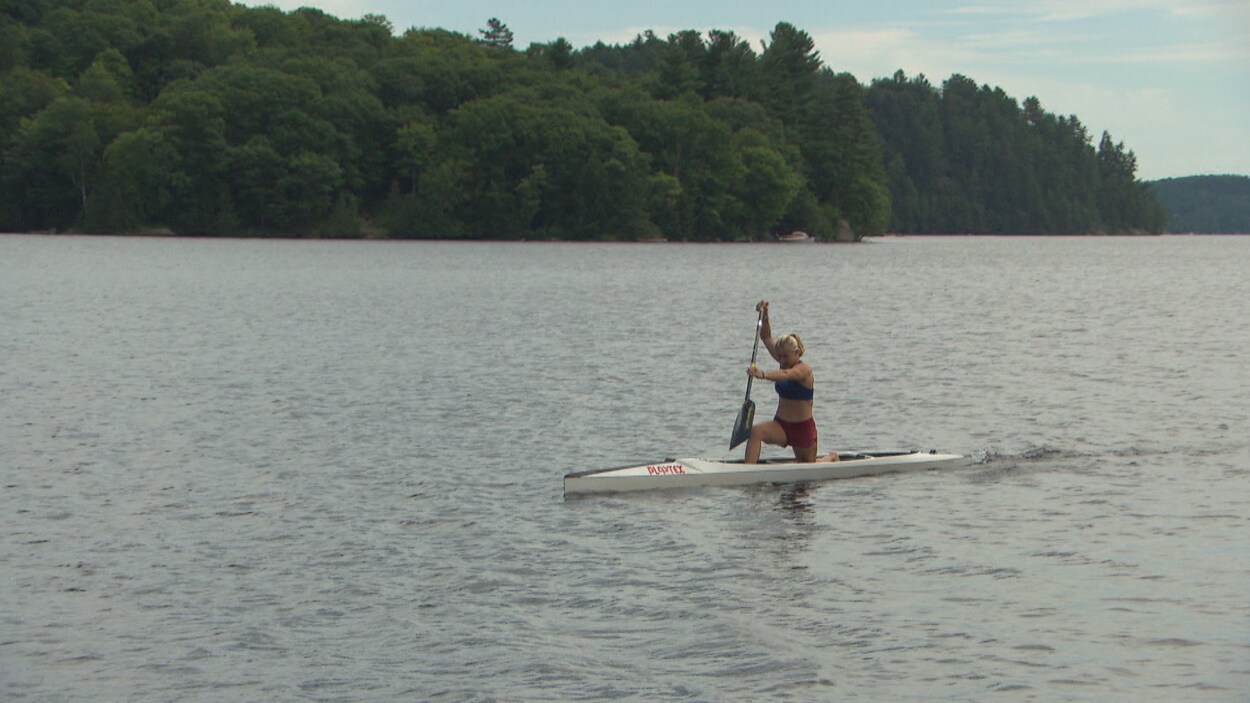 Sophia Jense dans son embarcation sur un lac.