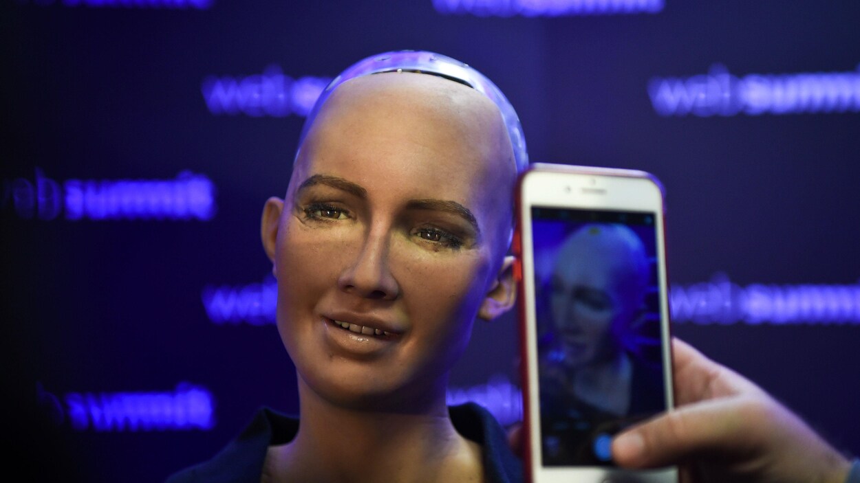 Le robot-androïde Sophia a l'apparence d'une femme mais sans cheveux. Le robot-androïde Sophia a l'apparence d'une femme mais sans cheveux.