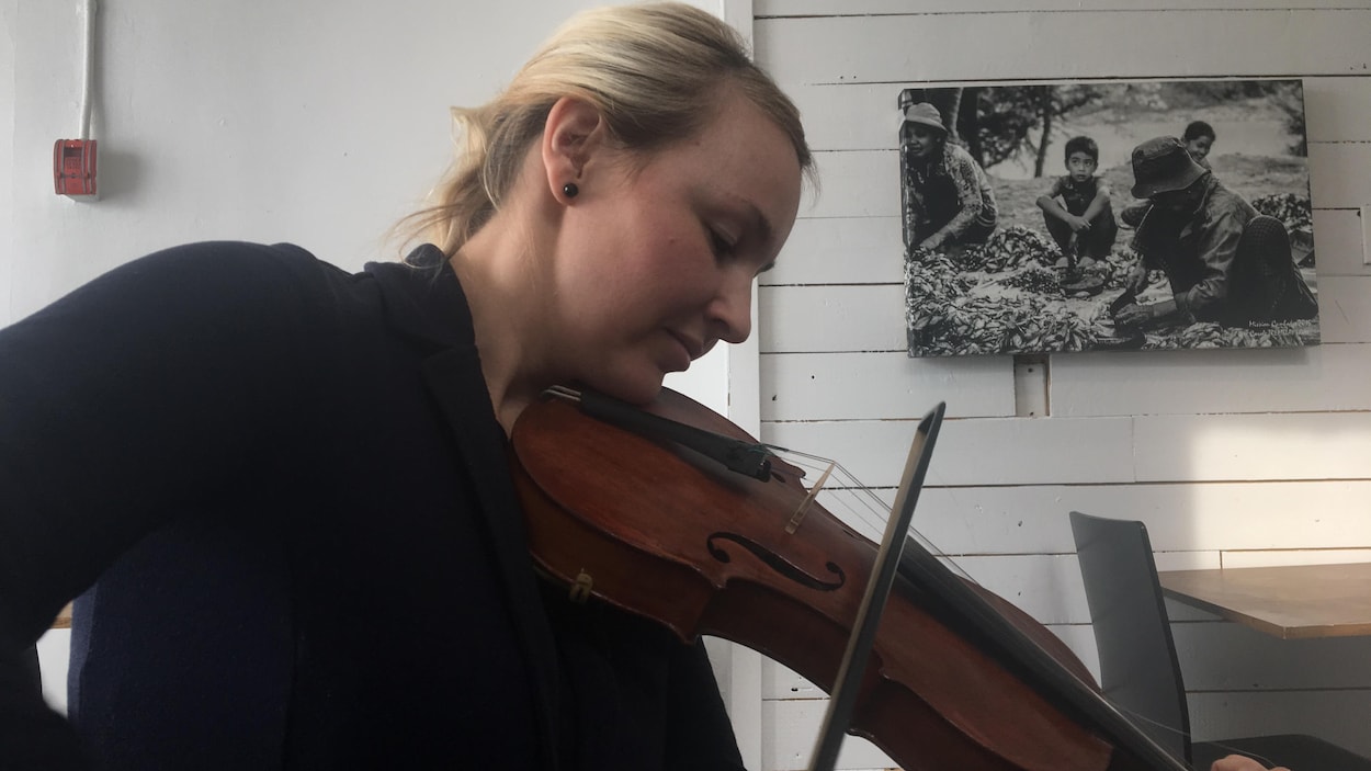 Sophie Lavoie pose son archet sur les cordes d'un violon.