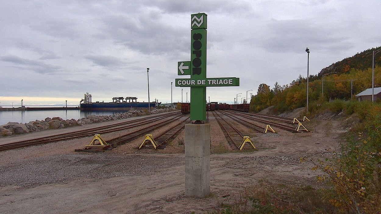 La cour de triage de la Société du port ferroviaire de Baie-Comeau ainsi que le quai fédéral
