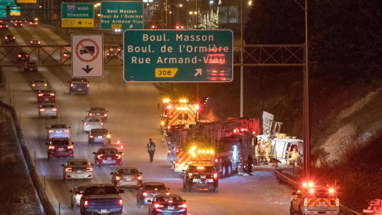 Des véhicules de secours sont près de l'accident.